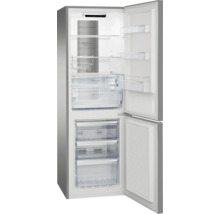 Réfrigérateur-congélateur avec portes ouvertes, clayettes en verre, porte-bouteilles, bacs à légumes et trois tiroirs de congélation.