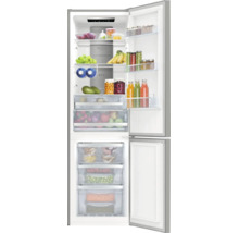 Réfrigérateur-congélateur ouvert avec clayettes en verre, balconnets de porte et tiroirs transparents, rempli de divers aliments.