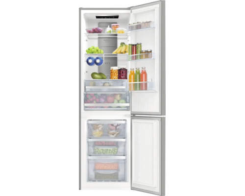 Réfrigérateur-congélateur ouvert avec clayettes en verre, balconnets de porte et tiroirs transparents, rempli de divers aliments.
