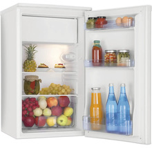 Réfrigérateur de table ouvert avec compartiment congélateur, rempli d'aliments comme des fruits et des boissons pour illustrer le rangement.