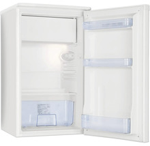 Réfrigérateur blanc ouvert avec éclairage intérieur, clayettes en verre, bac à légumes et balconnets de porte.