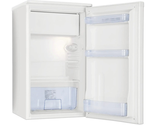 Réfrigérateur blanc ouvert avec éclairage intérieur, clayettes en verre, bac à légumes et balconnets de porte.