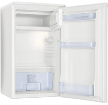 Petit réfrigérateur avec compartiment congélateur, éclairage intérieur, clayettes en verre et bac à légumes, porte ouverte.