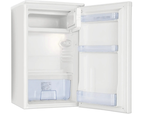 Petit réfrigérateur avec compartiment congélateur, éclairage intérieur, clayettes en verre et bac à légumes, porte ouverte.