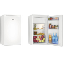 Réfrigérateur compact Amica, fermé avec Amica Logo et ouvert avec des fruits et des boissons, intérieur bien éclairé.