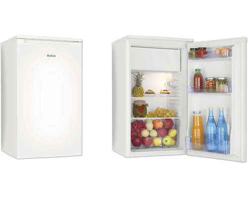 Réfrigérateur compact Amica, fermé avec Amica Logo et ouvert avec des fruits et des boissons, intérieur bien éclairé.