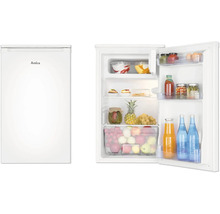 Réfrigérateur de table Amica blanc avec compartiment congélateur, vues fermée et ouverte avec des aliments.