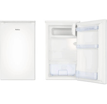 Réfrigérateur blanc Amica, modèle compact, vue fermée et ouverte avec compartiments intérieurs, clayettes et bac à légumes.
