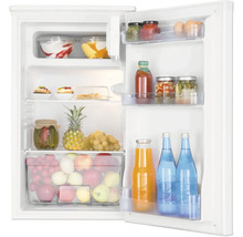 Réfrigérateur blanc ouvert avec un intérieur organisé contenant des aliments frais, des fruits, des légumes, des bouteilles et un bac à légumes.