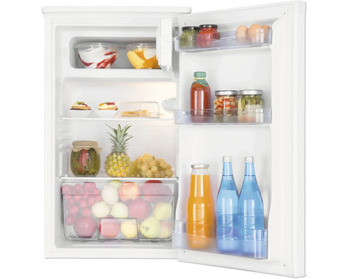 Réfrigérateur blanc ouvert avec un intérieur organisé contenant des aliments frais, des fruits, des légumes, des bouteilles et un bac à légumes.