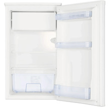 Réfrigérateur blanc ouvert avec compartiment congélateur intégré, clayettes, un bac à légumes transparent et trois balconnets de porte.