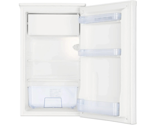 Réfrigérateur blanc ouvert avec compartiment congélateur intégré, clayettes, un bac à légumes transparent et trois balconnets de porte.