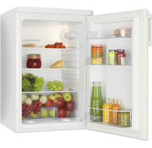 Réfrigérateur blanc avec porte ouverte, rempli de divers aliments tels que des fruits, des légumes et des boissons.