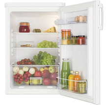 Réfrigérateur bien éclairé et organisé avec clayettes en verre et bac à légumes, rempli de fruits, légumes, bocaux et bouteilles.