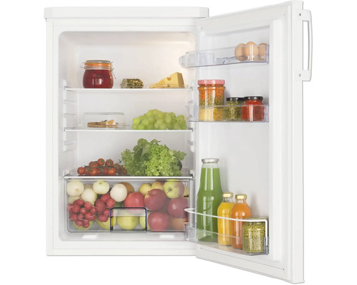 Réfrigérateur bien éclairé et organisé avec clayettes en verre et bac à légumes, rempli de fruits, légumes, bocaux et bouteilles.