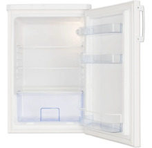 Réfrigérateur ouvert avec clayettes en verre, bac à légumes et balconnets de porte.