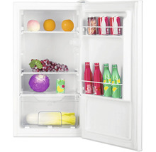 Petit réfrigérateur ouvert avec clayettes en verre, fruits, légumes et boissons dans la porte intérieure.