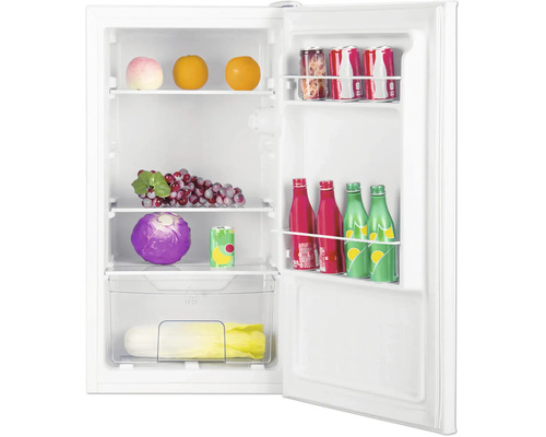 Petit réfrigérateur ouvert avec clayettes en verre, fruits, légumes et boissons dans la porte intérieure.