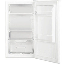 Réfrigérateur blanc ouvert avec clayettes en verre, bac à légumes transparent et balconnets de porte.