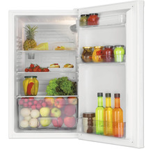 Réfrigérateur blanc ouvert, bien rangé avec des fruits, légumes, bocaux et bouteilles sur des clayettes en verre et dans la porte.