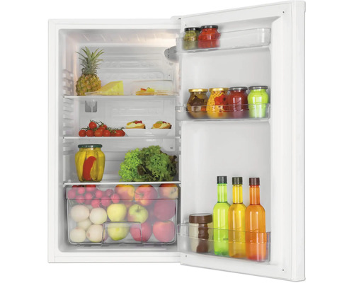 Réfrigérateur blanc ouvert, bien rangé avec des fruits, légumes, bocaux et bouteilles sur des clayettes en verre et dans la porte.