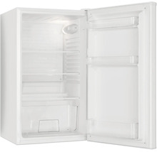 Réfrigérateur blanc ouvert avec clayettes en verre, bac à légumes et balconnets de porte.