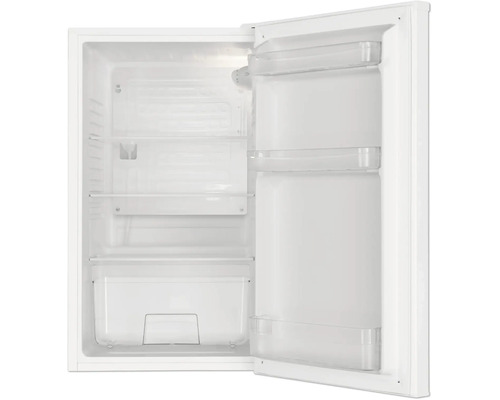 Réfrigérateur ouvert avec clayettes en verre, balconnets de porte et bac à légumes.