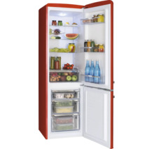 Réfrigérateur combiné rouge rétro, ouvert, avec clayettes en verre, porte-bouteilles, bac à légumes et trois tiroirs de congélation.