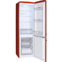 Réfrigérateur combiné rétro rouge avec portes ouvertes, clayettes en verre, porte-bouteilles et trois tiroirs de congélation.