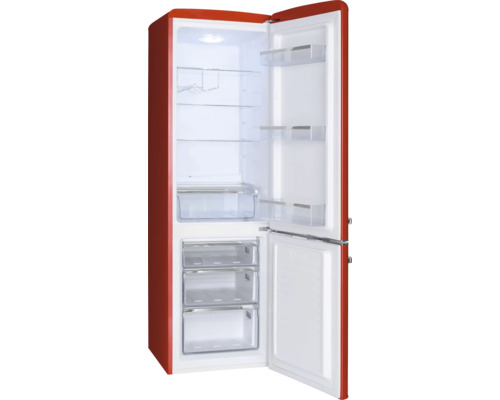 Réfrigérateur combiné rétro rouge avec portes ouvertes, clayettes en verre, porte-bouteilles et trois tiroirs de congélation.