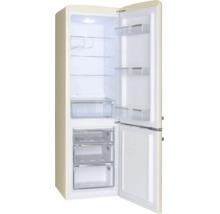 Combiné réfrigérateur-congélateur beige de style rétro avec portes ouvertes, clayettes en verre, porte-bouteilles et trois tiroirs de congélation.