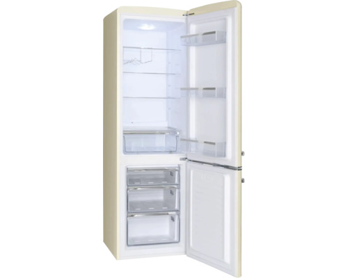 Combiné réfrigérateur-congélateur beige de style rétro avec portes ouvertes, clayettes en verre, porte-bouteilles et trois tiroirs de congélation.