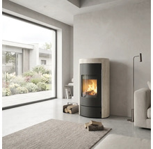 Moderner Kaminofen mit Glasfront und Natursteinverkleidung in einem hellen, minimalistischen Wohnzimmer mit großem Fenster.