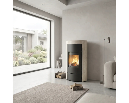 Moderner Kaminofen mit Glasfront und Natursteinverkleidung in einem hellen, minimalistischen Wohnzimmer mit großem Fenster.