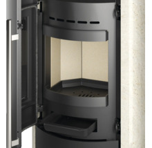 Innenansicht eines Kaminofens mit geöffneter Tür, Brennraum mit Schamotteauskleidung, Rost und herausziehbarem Aschekasten.