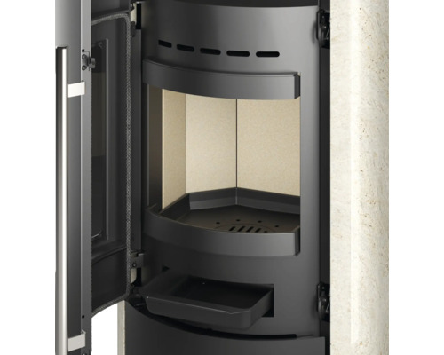 Innenansicht eines Kaminofens mit geöffneter Tür, Brennraum mit Schamotteauskleidung, Rost und herausziehbarem Aschekasten.