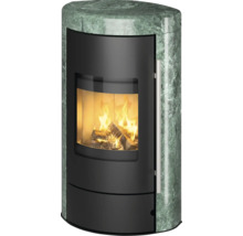 Kaminofen mit Verkleidung aus grünem Naturstein, schwarzem Stahlkorpus, gewölbter Glastür und brennendem Holzfeuer.