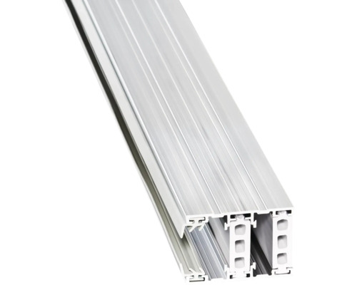 Profilé en aluminium utilisé comme rail de montage pour des travaux de construction.