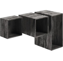 Ensemble de trois étagères murales cubiques aspect béton foncé de différentes tailles.