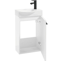 Meuble sous-vasque blanc avec porte ouverte, vasque blanche et robinet noir pour lave-mains de toilettes d’invités.