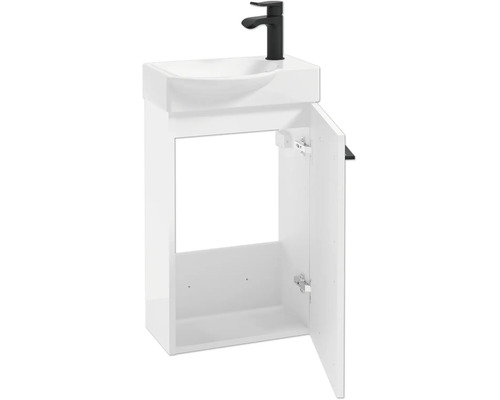 Meuble sous-vasque blanc avec porte ouverte, vasque blanche et robinet noir pour lave-mains de toilettes d’invités.