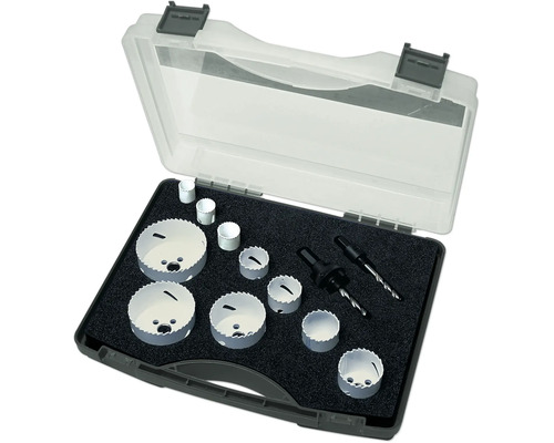 Kit de scies-cloches dans un coffret en plastique avec insert en mousse, incluant des scies-cloches de différents diamètres et deux adaptateurs.