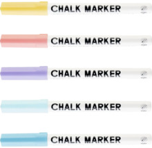 Lot de cinq marqueurs à craie de couleurs pastel avec instructions pour secouer.