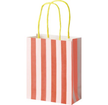 Sac cadeau en papier avec rayures verticales et deux poignées en papier torsadé.