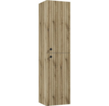 Hoher Badezimmerschrank in Holzoptik mit Lamellenstruktur und zwei runden Griffen.