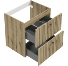Meuble sous-vasque aspect bois avec deux tiroirs ouverts, façade à lattes et poignées rondes noires.