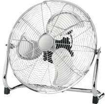 Ventilateur de sol en métal aspect chrome avec trois pales et grille de protection.