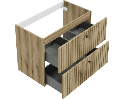Meuble sous-vasque aspect bois avec deux tiroirs ouverts, façades à rainures verticales et boutons noirs.