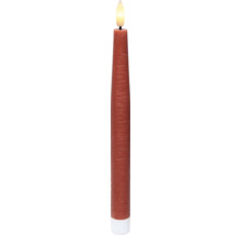 Rote LED-Stabkerze aus Wachs mit strukturierter Oberfläche, weißem geriffeltem Sockel und warmweißer Flamme.