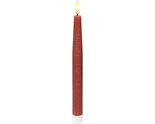 Rote LED-Stabkerze aus Wachs mit strukturierter Oberfläche, weißem geriffeltem Sockel und warmweißer Flamme.